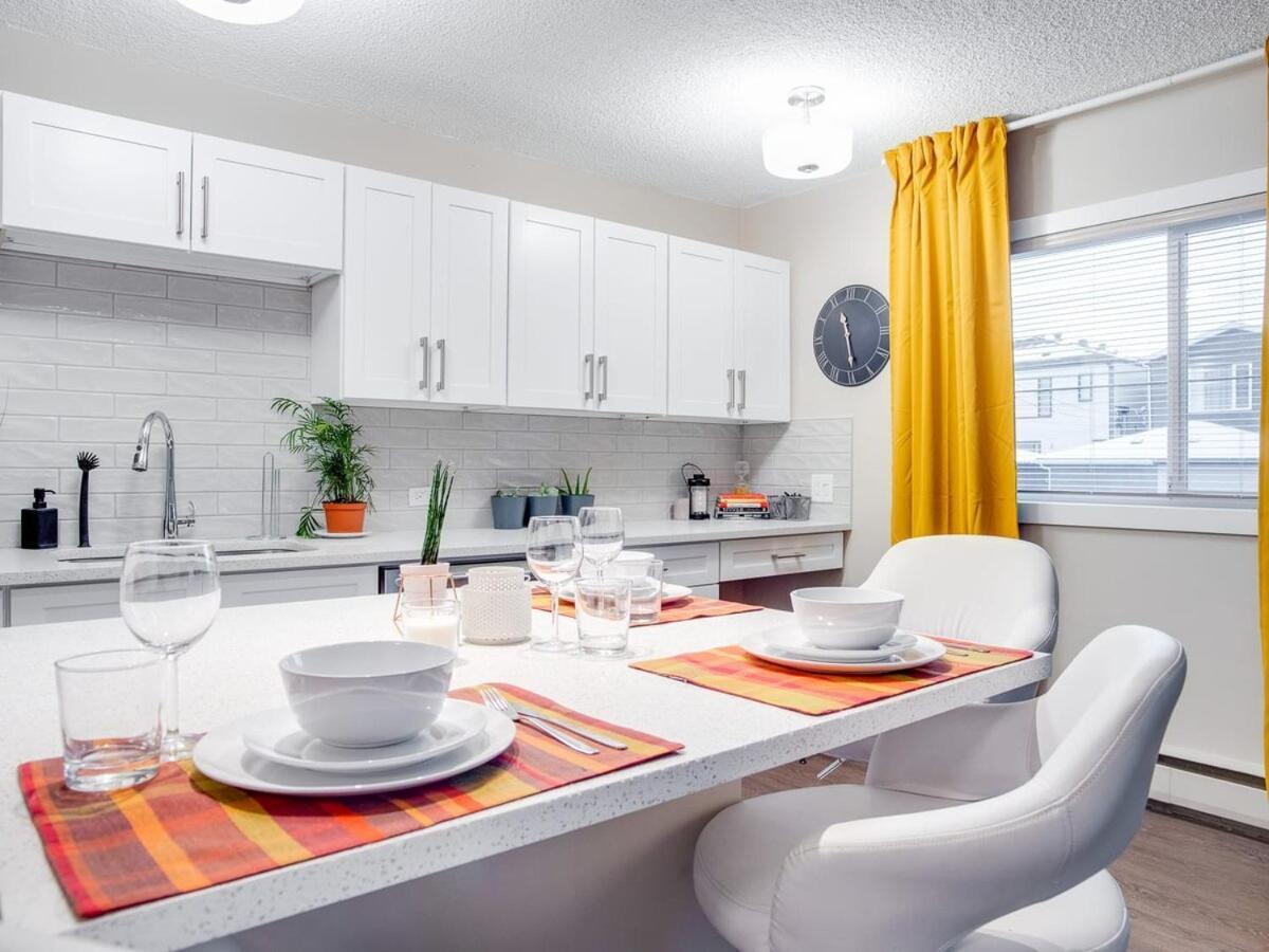 Gorgeous 2Br Condo W Parking Patio Coffee! Calgary Bagian luar foto