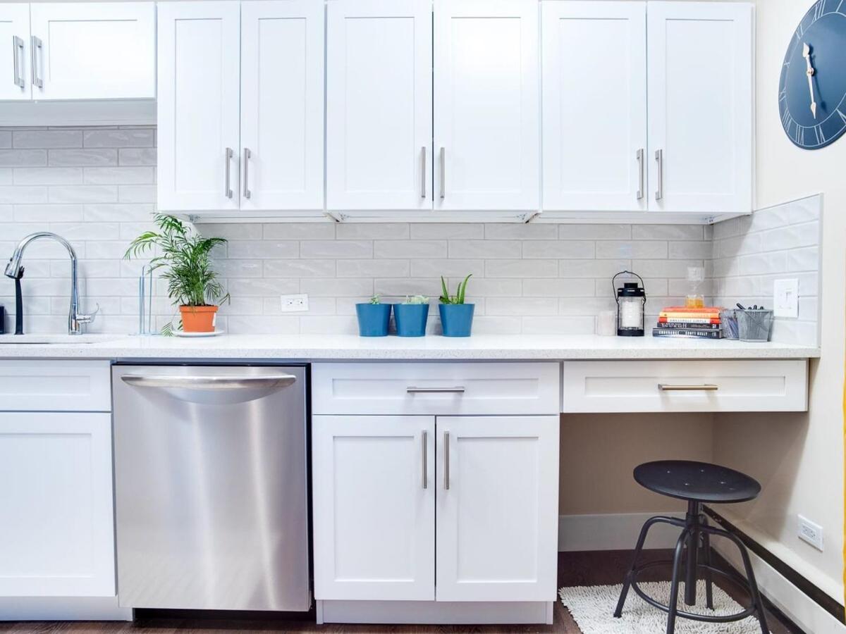 Gorgeous 2Br Condo W Parking Patio Coffee! Calgary Bagian luar foto