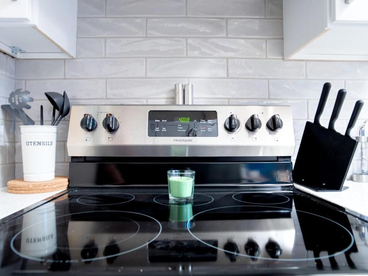 Gorgeous 2Br Condo W Parking Patio Coffee! Calgary Bagian luar foto