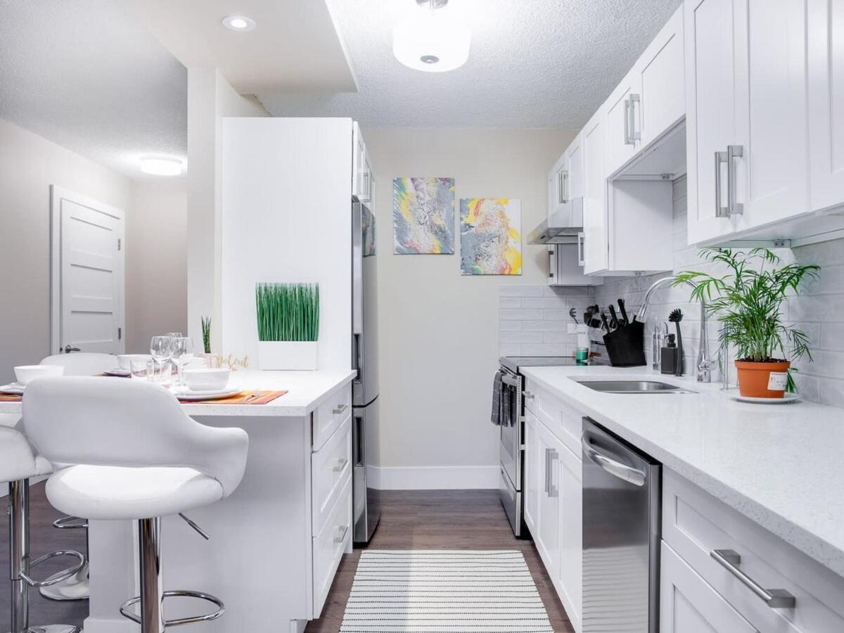Gorgeous 2Br Condo W Parking Patio Coffee! Calgary Bagian luar foto