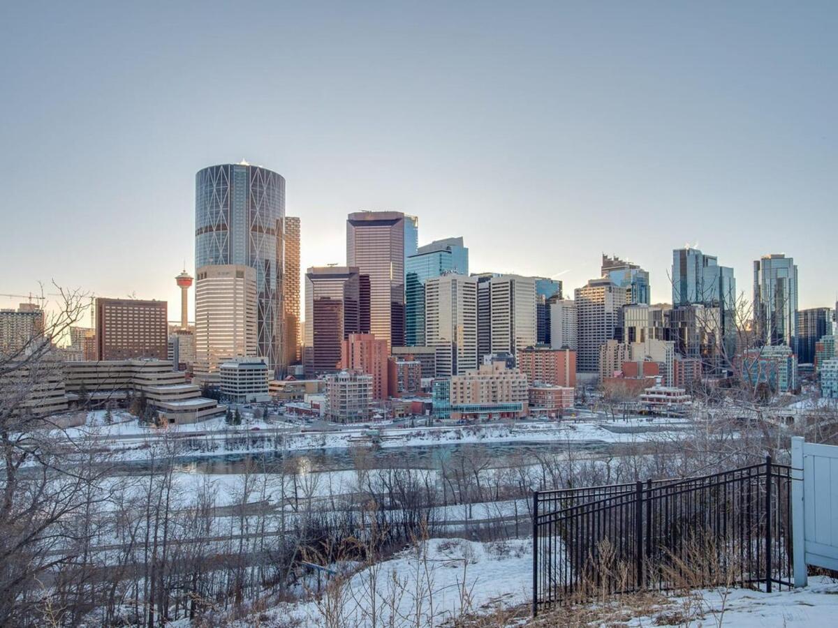 Gorgeous 2Br Condo W Parking Patio Coffee! Calgary Bagian luar foto