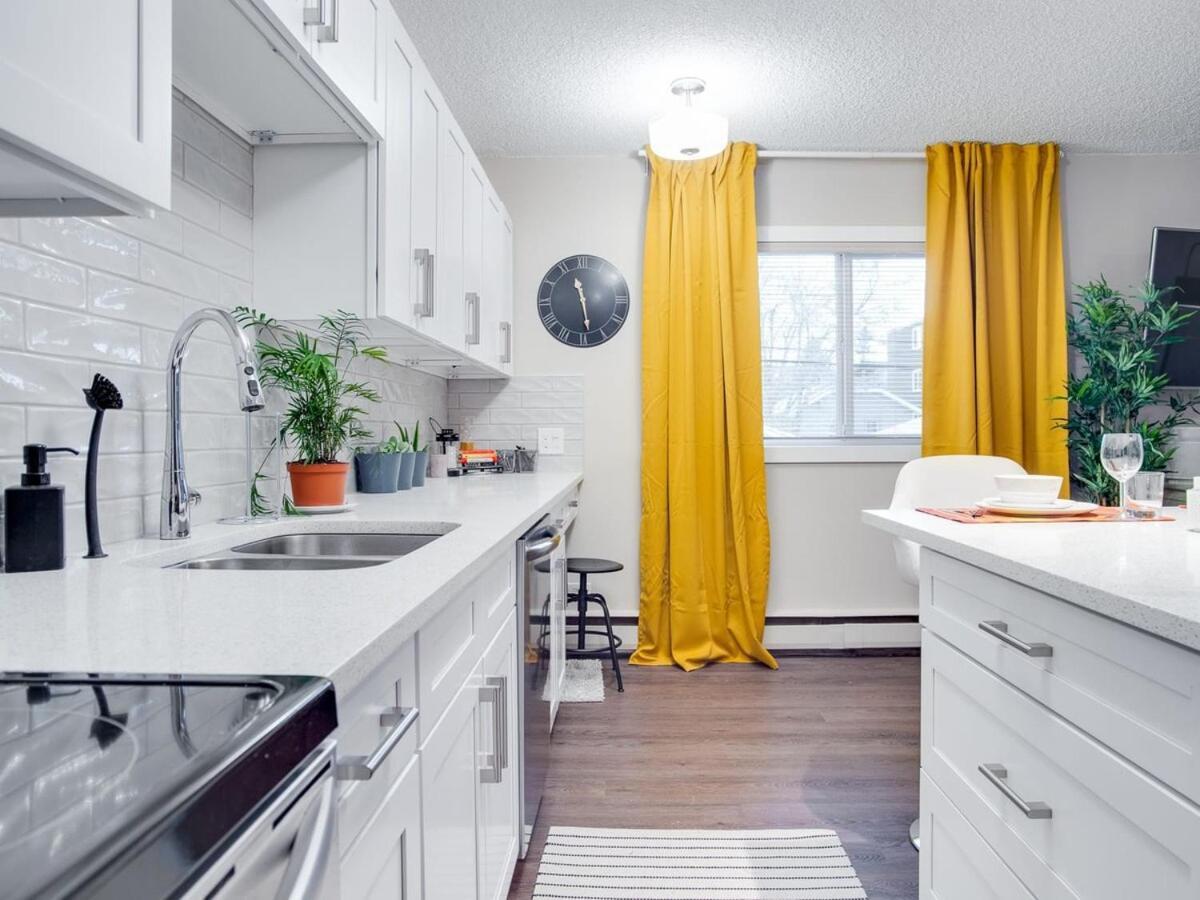 Gorgeous 2Br Condo W Parking Patio Coffee! Calgary Bagian luar foto