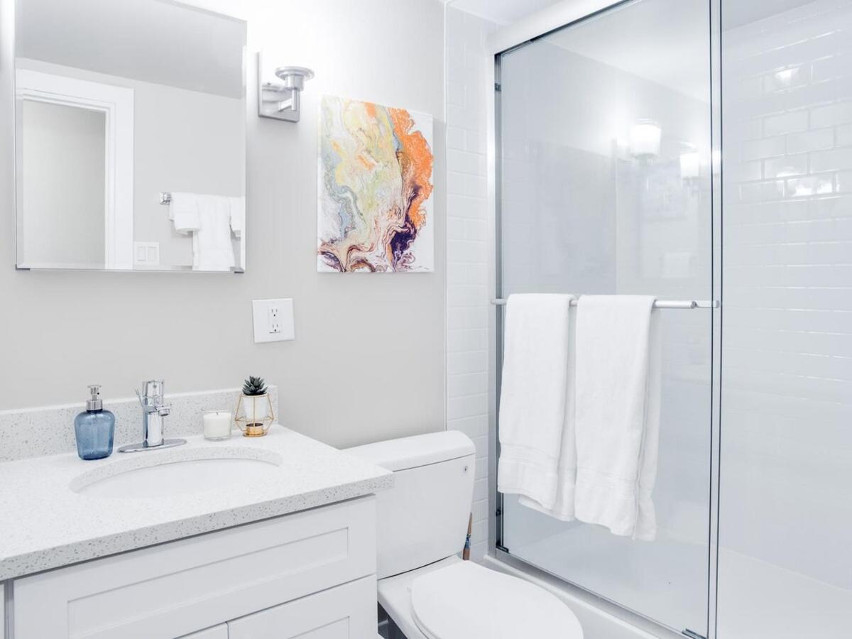 Gorgeous 2Br Condo W Parking Patio Coffee! Calgary Bagian luar foto
