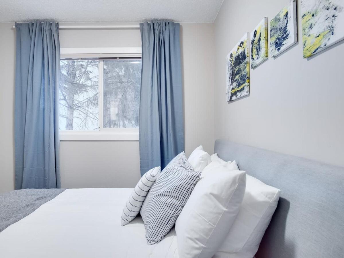 Gorgeous 2Br Condo W Parking Patio Coffee! Calgary Bagian luar foto