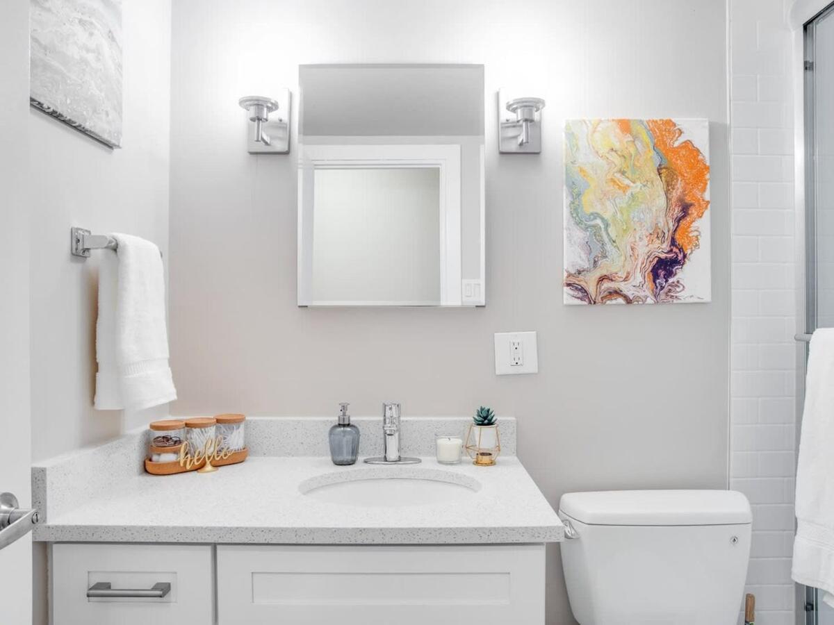 Gorgeous 2Br Condo W Parking Patio Coffee! Calgary Bagian luar foto