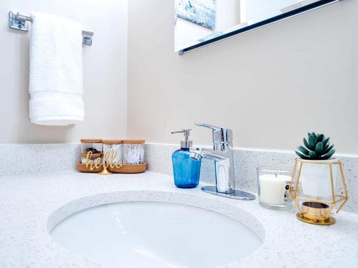 Gorgeous 2Br Condo W Parking Patio Coffee! Calgary Bagian luar foto