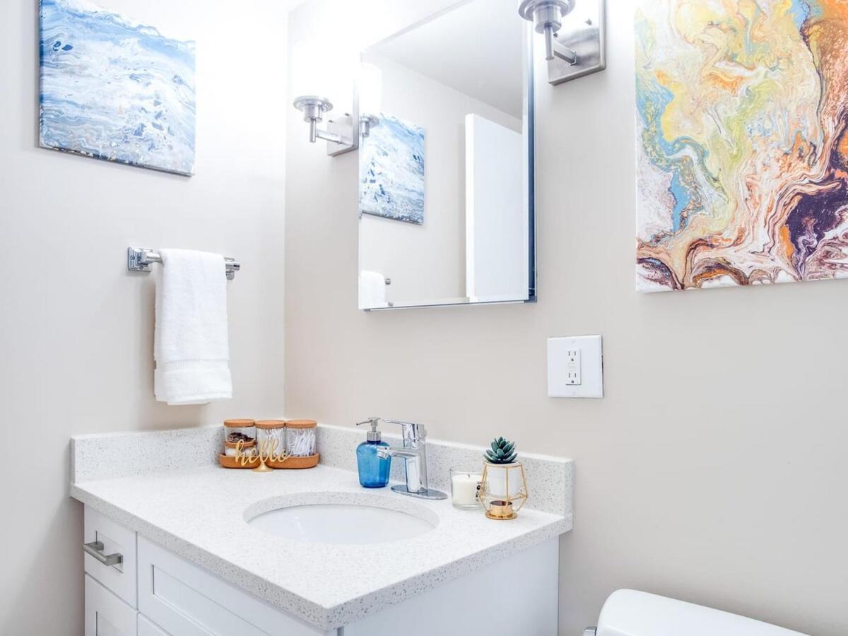 Gorgeous 2Br Condo W Parking Patio Coffee! Calgary Bagian luar foto