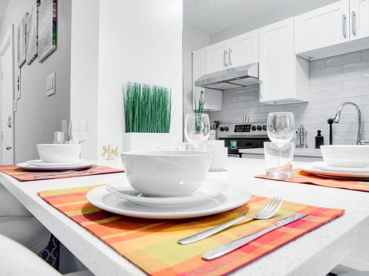 Gorgeous 2Br Condo W Parking Patio Coffee! Calgary Bagian luar foto