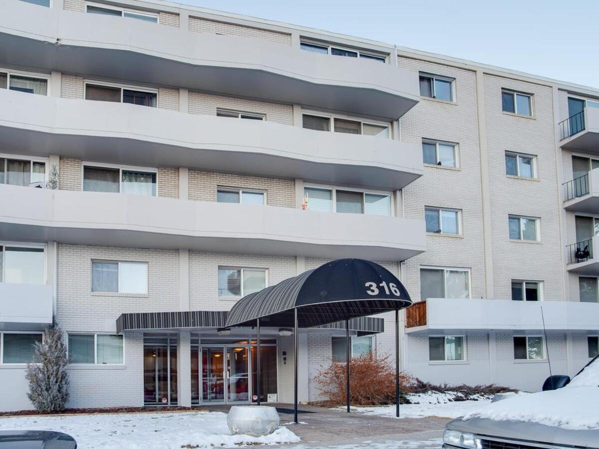 Gorgeous 2Br Condo W Parking Patio Coffee! Calgary Bagian luar foto