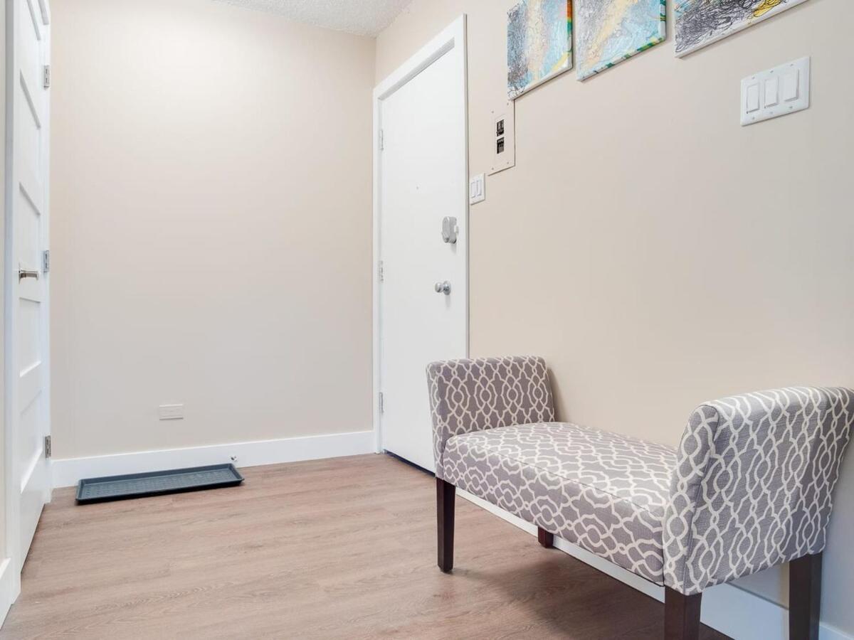 Gorgeous 2Br Condo W Parking Patio Coffee! Calgary Bagian luar foto