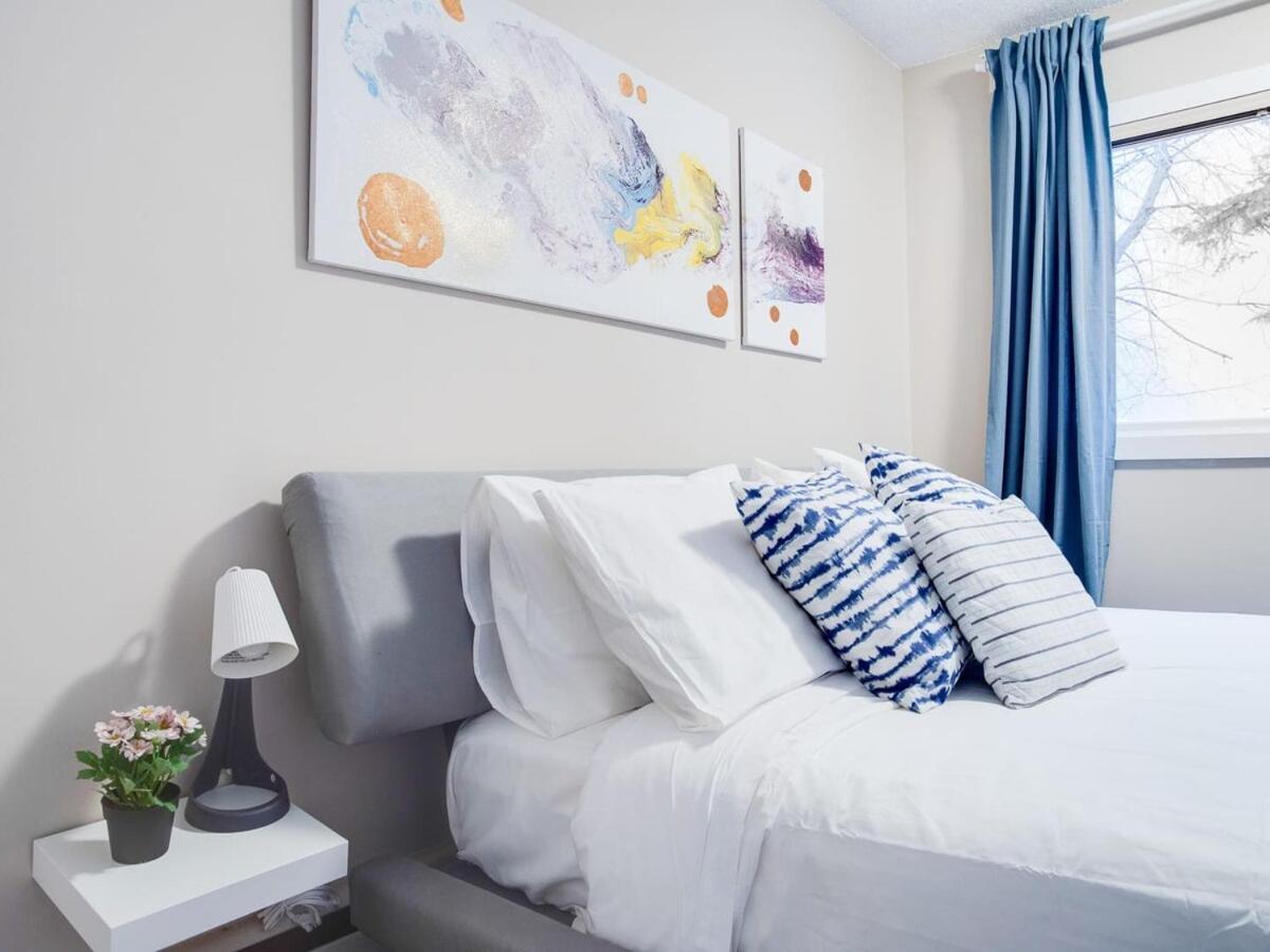 Gorgeous 2Br Condo W Parking Patio Coffee! Calgary Bagian luar foto