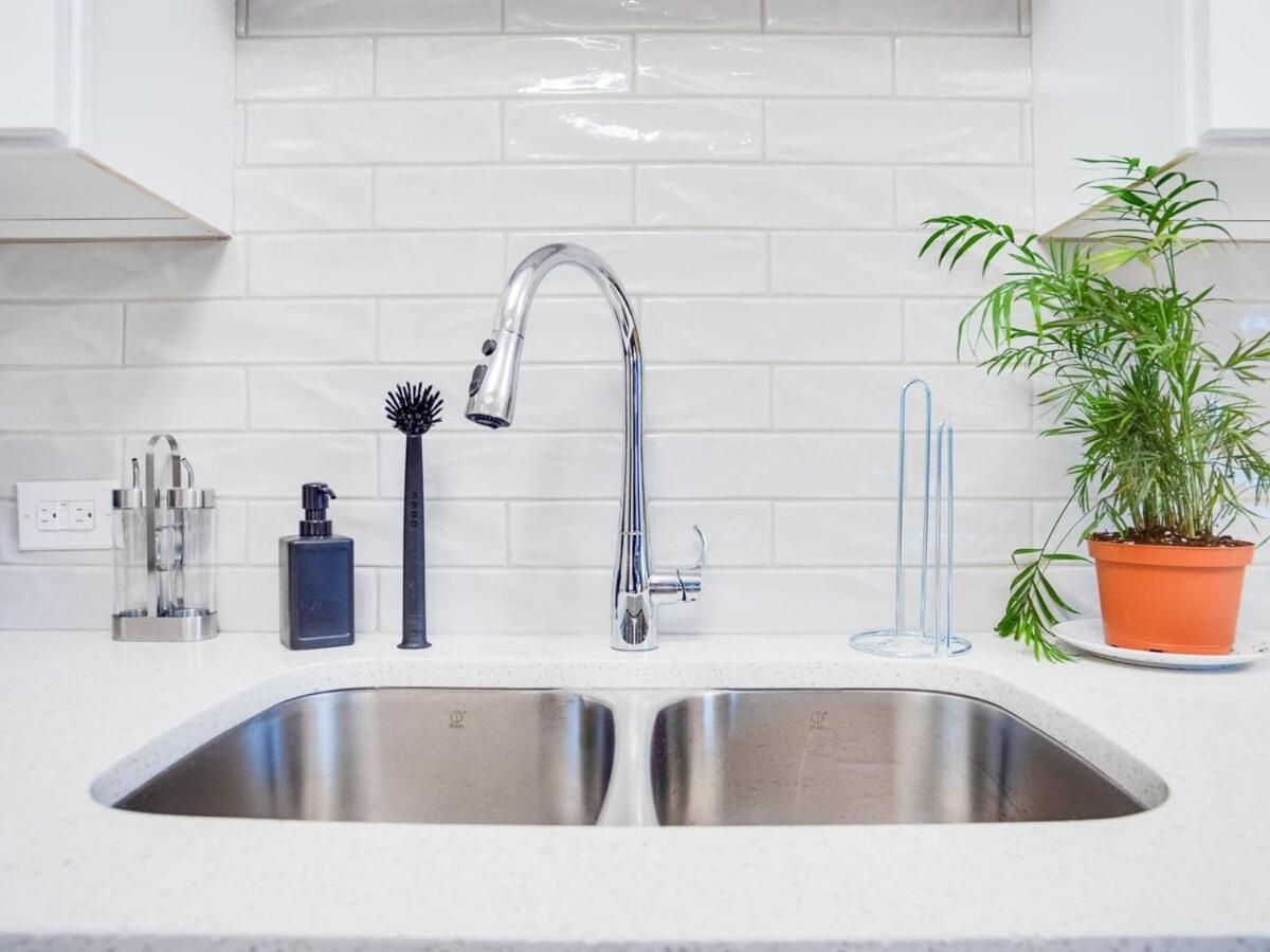 Gorgeous 2Br Condo W Parking Patio Coffee! Calgary Bagian luar foto