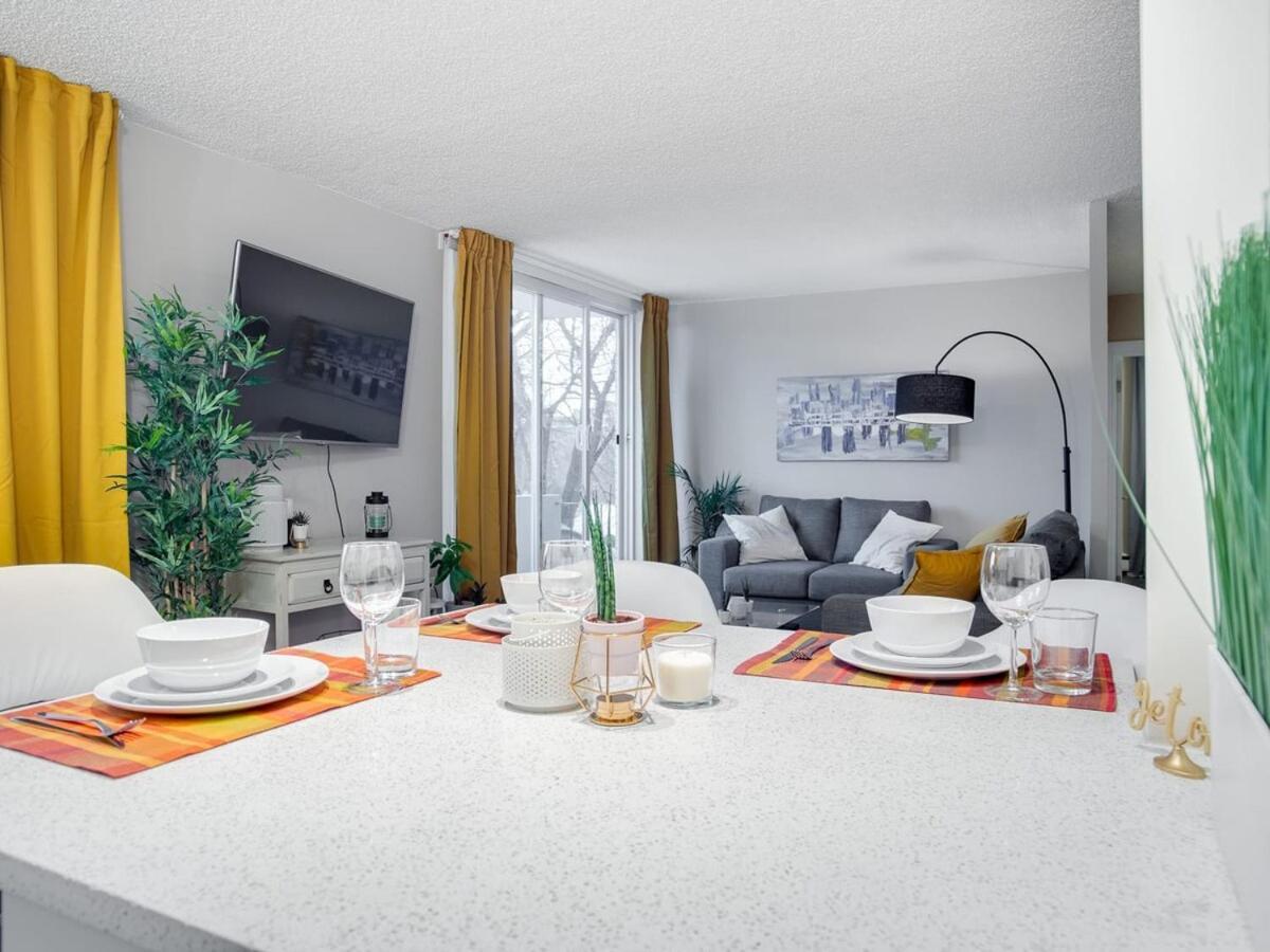 Gorgeous 2Br Condo W Parking Patio Coffee! Calgary Bagian luar foto