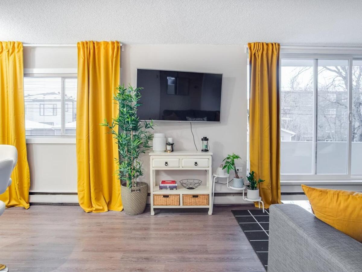 Gorgeous 2Br Condo W Parking Patio Coffee! Calgary Bagian luar foto